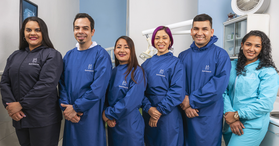 Equipo Sonrisanas en consulta