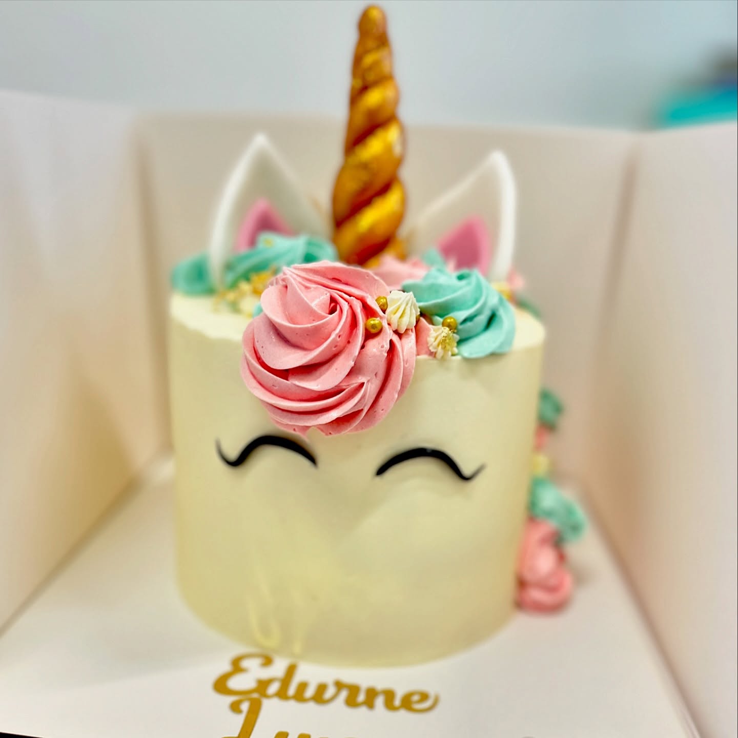 Tarta de bodas con flores comestibles, dos pisos en tonos crema