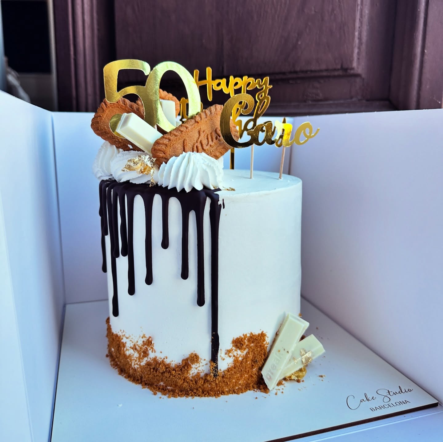 Detalle de glaseado dorado sobre tarta de cumpleaños