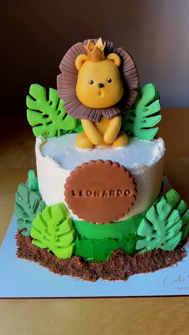 Tarta esculpida con texturas y acabado mate