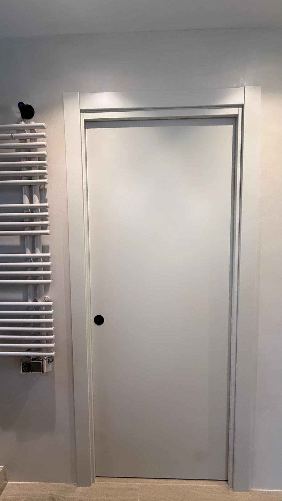 Lavabo suspendido con grifería
