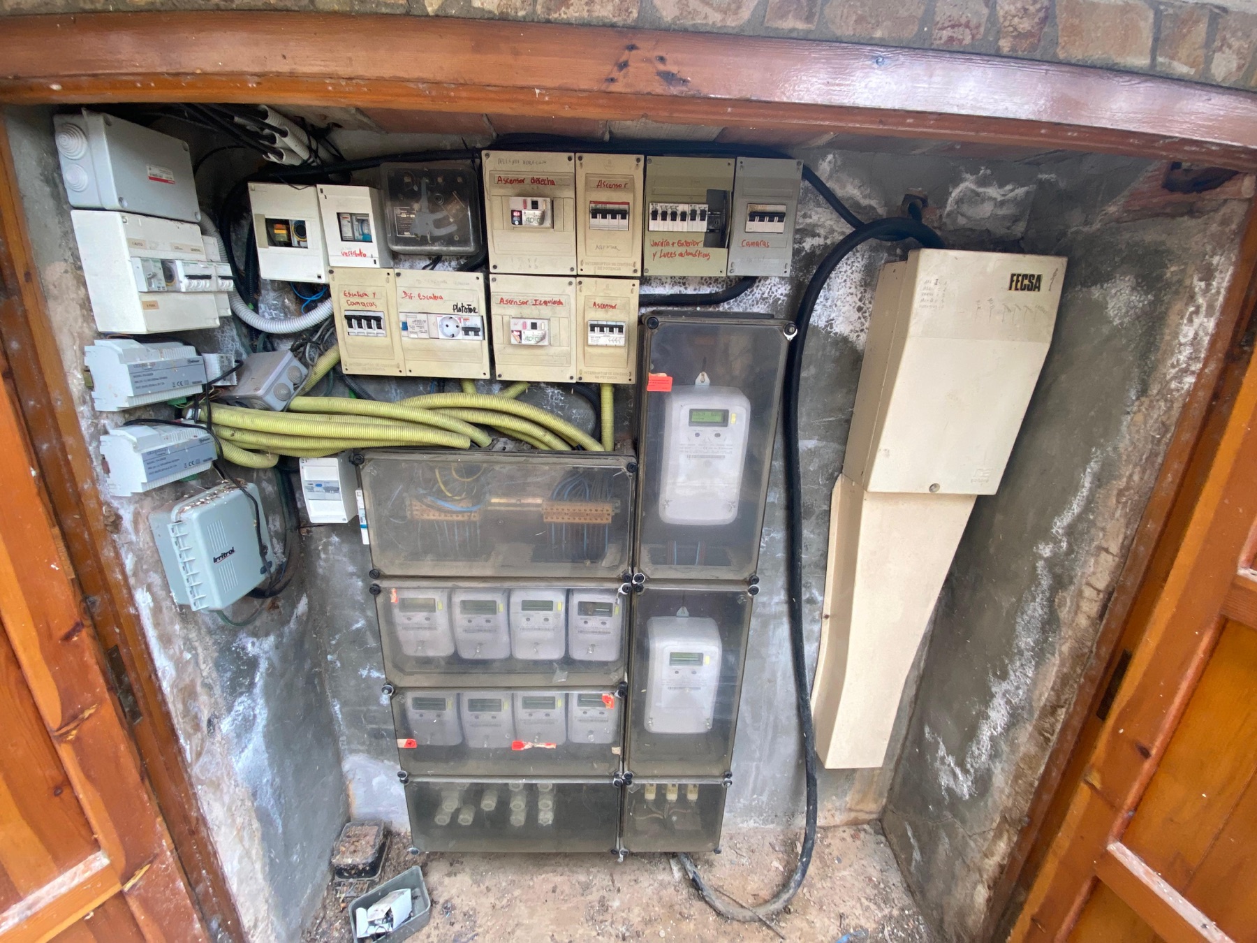 Cuadro eléctrico y contadores en finca de Terrassa