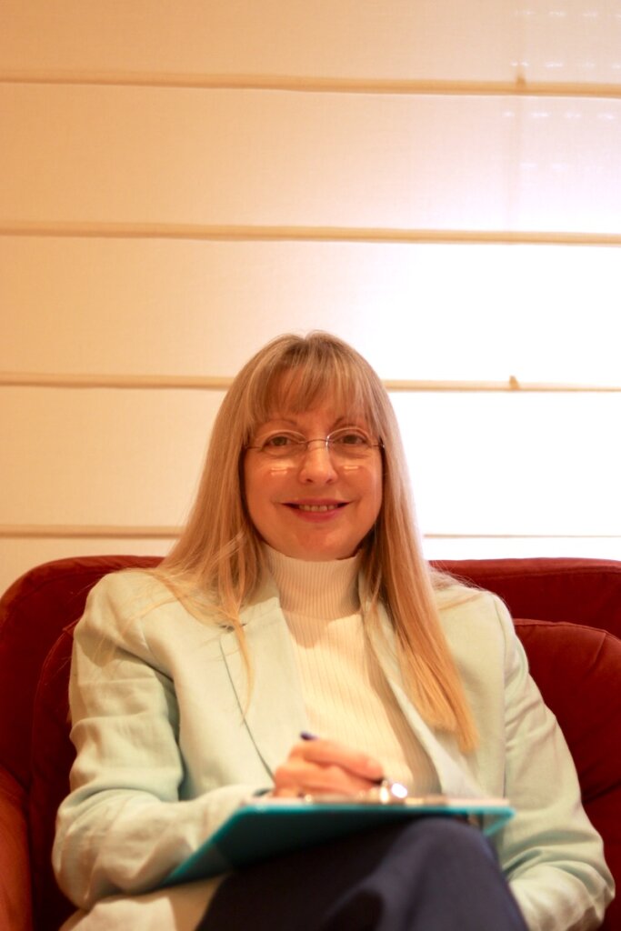 Imagen del bloque a la derecha: Me presento Mª Luz Godoy Ruiz Nací en Madrid. Soy la Fundadora y Directora del Centro Nadir en Murcia desde 2007, Abogada del Colegio de Madrid (ICAM), Licenciada en Psicología, Psicoterapeuta, Mediadora y Coordinadora de Parentalidad . He ejercido durante más de veinte años como Abogada, especializándome en Derecho de Familia y Menores, Maltrato, Abuso Sexual Infantil y Derechos Humanos en el Instituto Internacional de Derechos Humanos de Estrasburgo . He impartido formación a distintos colectivos profesionales sobre estas materias. A lo largo de mi trayectoria, he colaborado con distintas ONGs y equipos multidisciplinares , como la Asociación Madrileña para la Prevención del Maltrato Infantil, la Plataforma de ONGs de Infancia, la Asociación Española de Mujeres Juristas y la Asociación Española de Constelaciones Familiares y Sistémicas . Defiendo un enfoque multidisciplinar y conciliador en la resolución de conflictos, integrando el aspecto emocional de las personas como una parte esencial del proceso. Para ello, me he formado en Psicoterapia Gestalt, Eneagrama (SAT), Psicoterapia Clínica Integrativa y Bioenergética, Constelaciones Familiares y Organizacionales , así como en Coaching Sistémico . Completé mi formación académica en las Facultades de Psicología de la Universidad de Murcia y en la Universidad Multicultural Cudec de México , donde obtuve la Licenciatura en Psicología . Paralelamente, me diplomé en Mediación y Coordinación de Parentalidad . Desde 2007, imparto talleres y formaciones de estas disciplinas. Así nació mi propio centro , donde integro mis dos profesiones y, junto con mi principal colaborador, el abogado y mediador Luis Amatria Rubio , ofrezco soluciones sistémicas desde una perspectiva integrativa de la abogacía, la mediación y la psicología . Además, cuento con colaboradores externos de reconocido prestigio en el ámbito del crecimiento personal y la salud . Mi amplia formación y experiencia en el acompañamiento de procesos individuales y grupales de crecimiento personal me han permitido desarrollar una gran capacidad para percibir la raíz profunda de las dinámicas relacionales y personales que sostienen los conflictos internos y externos. Gracias a ello, puedo centrar mi ayuda en lo esencial , logrando que ésta sea altamente eficaz . Confío plenamente en la importancia de la metodología sistémica de Bert Hellinger , cuya eficacia ha sido ampliamente demostrada . Por ello, he trabajado para acercarla a distintos colectivos profesionales en los ámbitos jurídico, médico, educativo y empresarial . He impartido formación, talleres y conferencias sobre Derecho Sistémico y Justicia Sistémica en diversos congresos y jornadas nacionales e internacionales , así como en el Colegio de Abogados de Murcia, el Colegio de Procuradores de Murcia, la Escuela de Práctica Jurídica de la Universidad de Murcia, la Facultad de Derecho de la UCAM, la Universidad Multicultural Cudec de México, el Juzgado de 1ª Instancia nº 5 de Torrente y otros foros educativos. Desde 2012, realizo supervisión de profesionales y asuntos legales , principalmente en los ámbitos de la justicia, la mediación y la empresa , desde la perspectiva de la Justicia Sistémica . Soy miembro titular y Psicoterapeuta de la AECFS (Asociación Española de Constelaciones Familiares y Sistémicas) y Psicoterapeuta de la FEAP .