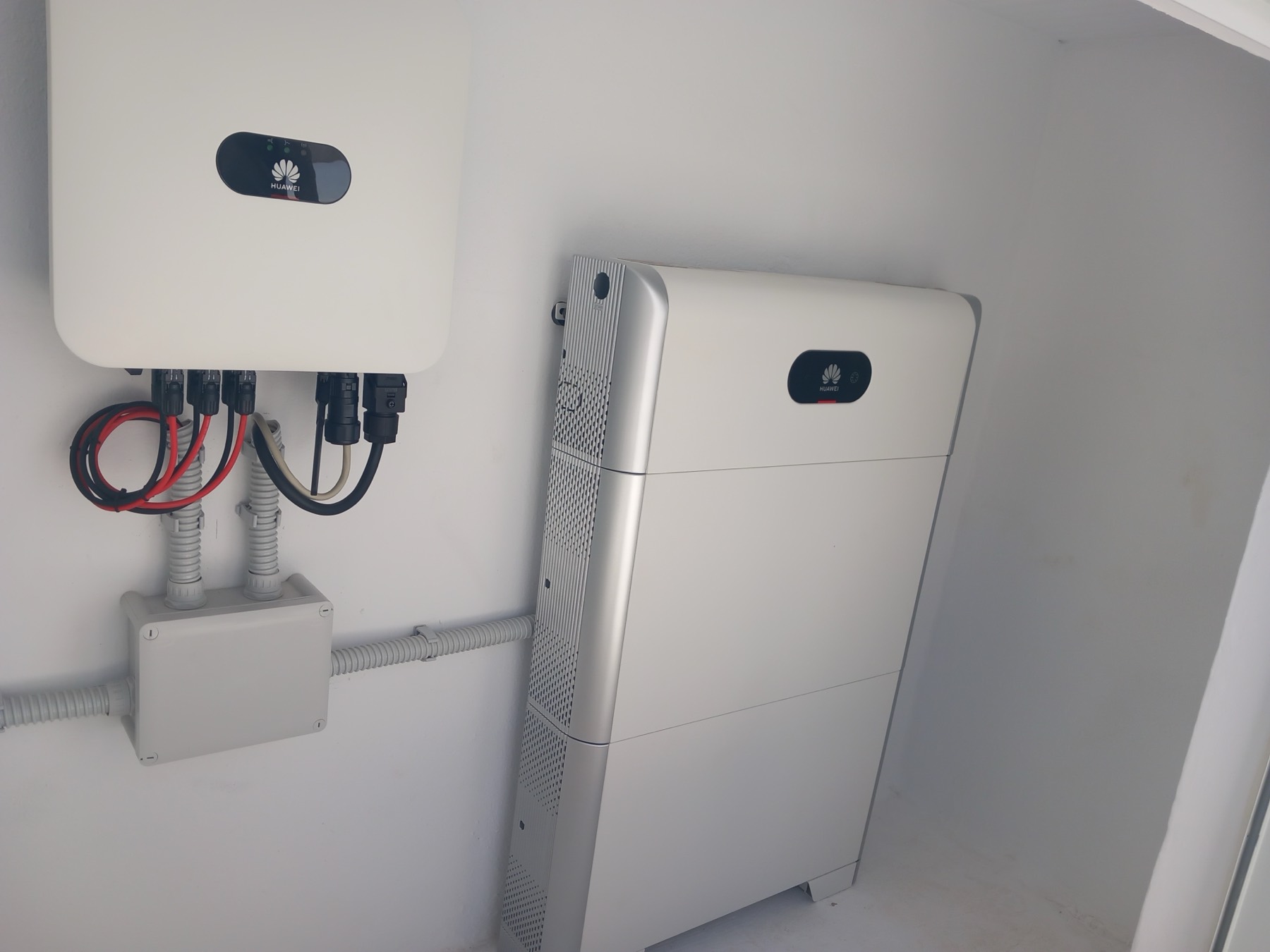 Huawei hybrid inverter and LUNA2000 battery storage installed in a Lanzarote villa