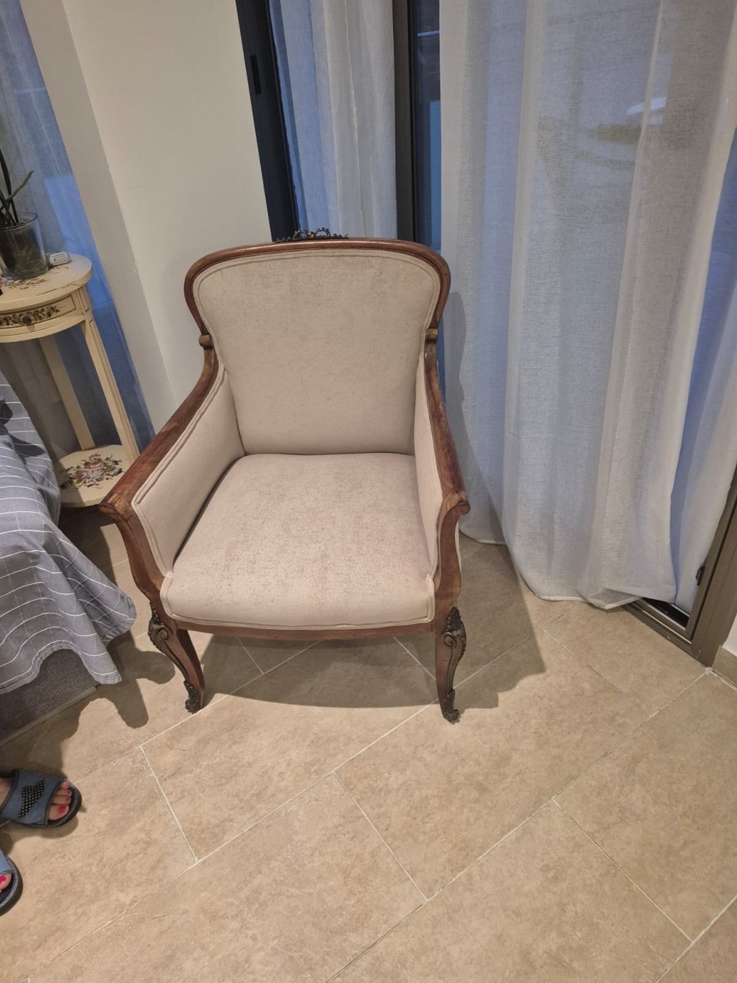 Butaca antigua de madera restaurada y retapizada en nuestro taller de Girona