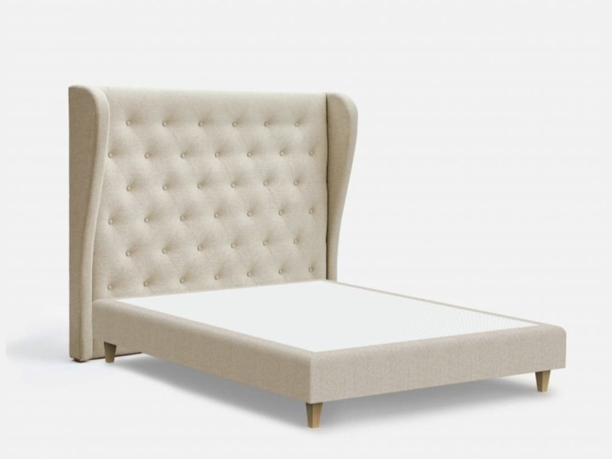 Cama con cabecero capitoné tapizado en tela beige con botones a mano