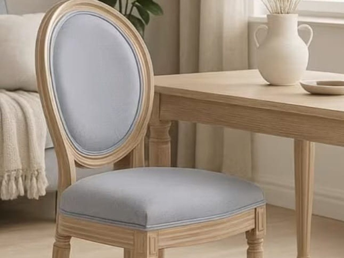 Silla de madera con respaldo ovalado tapizada en tela azul claro