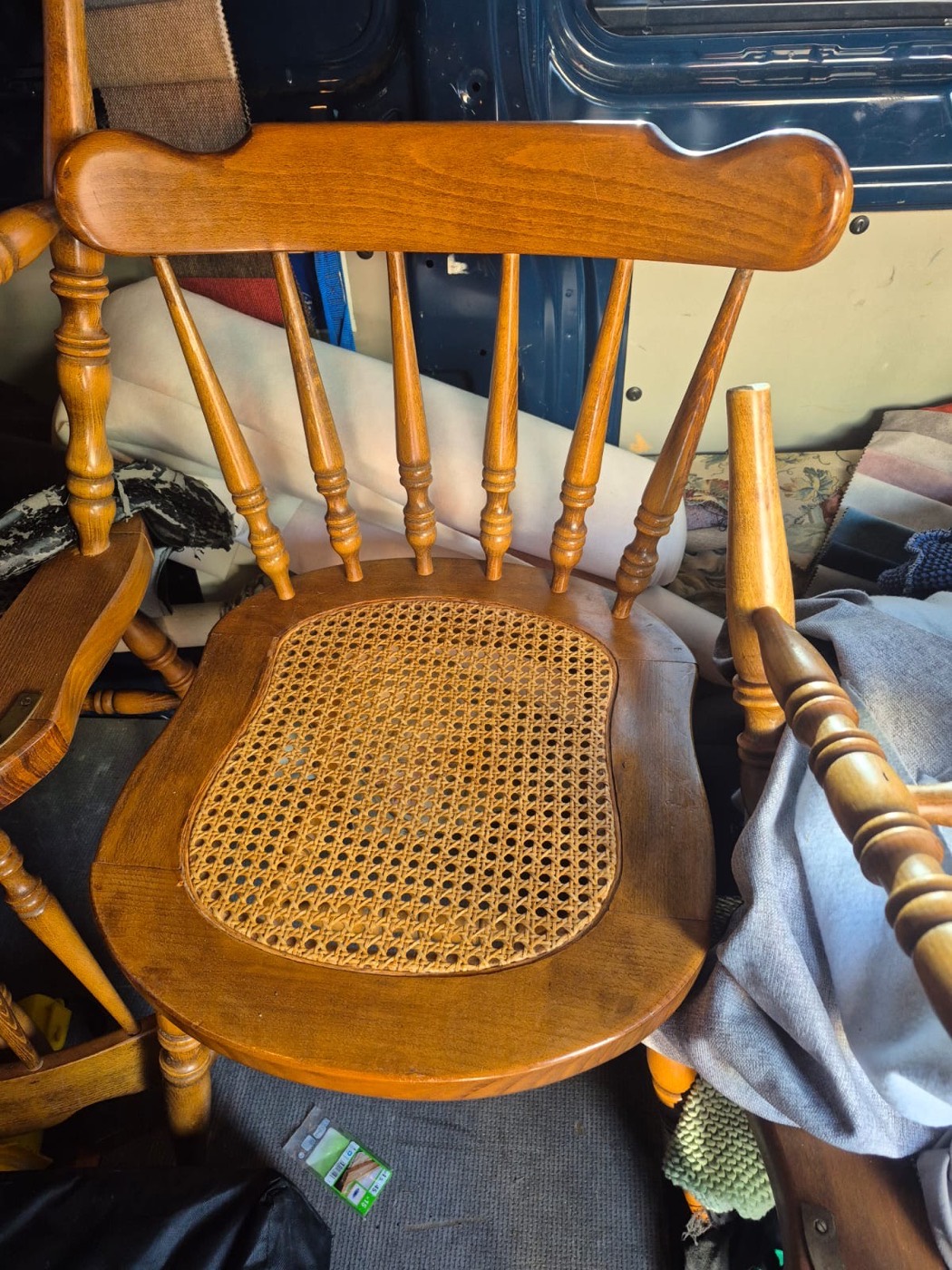Silla de madera con asiento de rejilla retejido a mano en nuestro taller