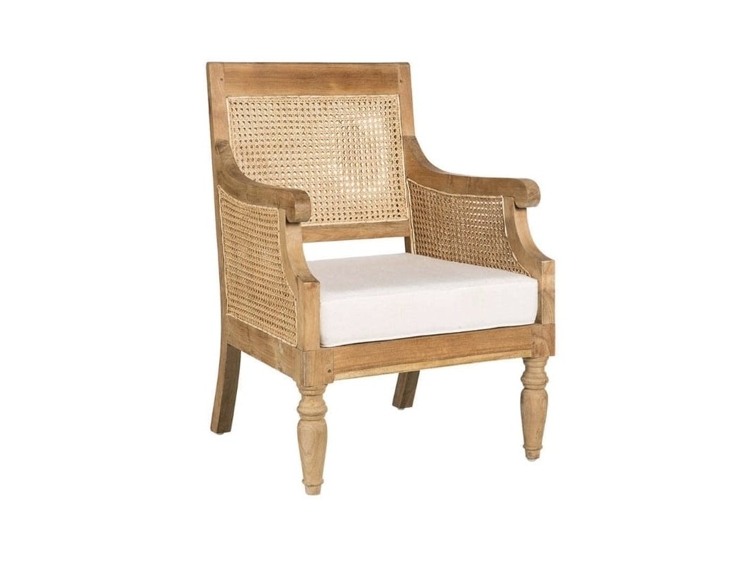 Sillón de madera con respaldo de rejilla y asiento tapizado en crema