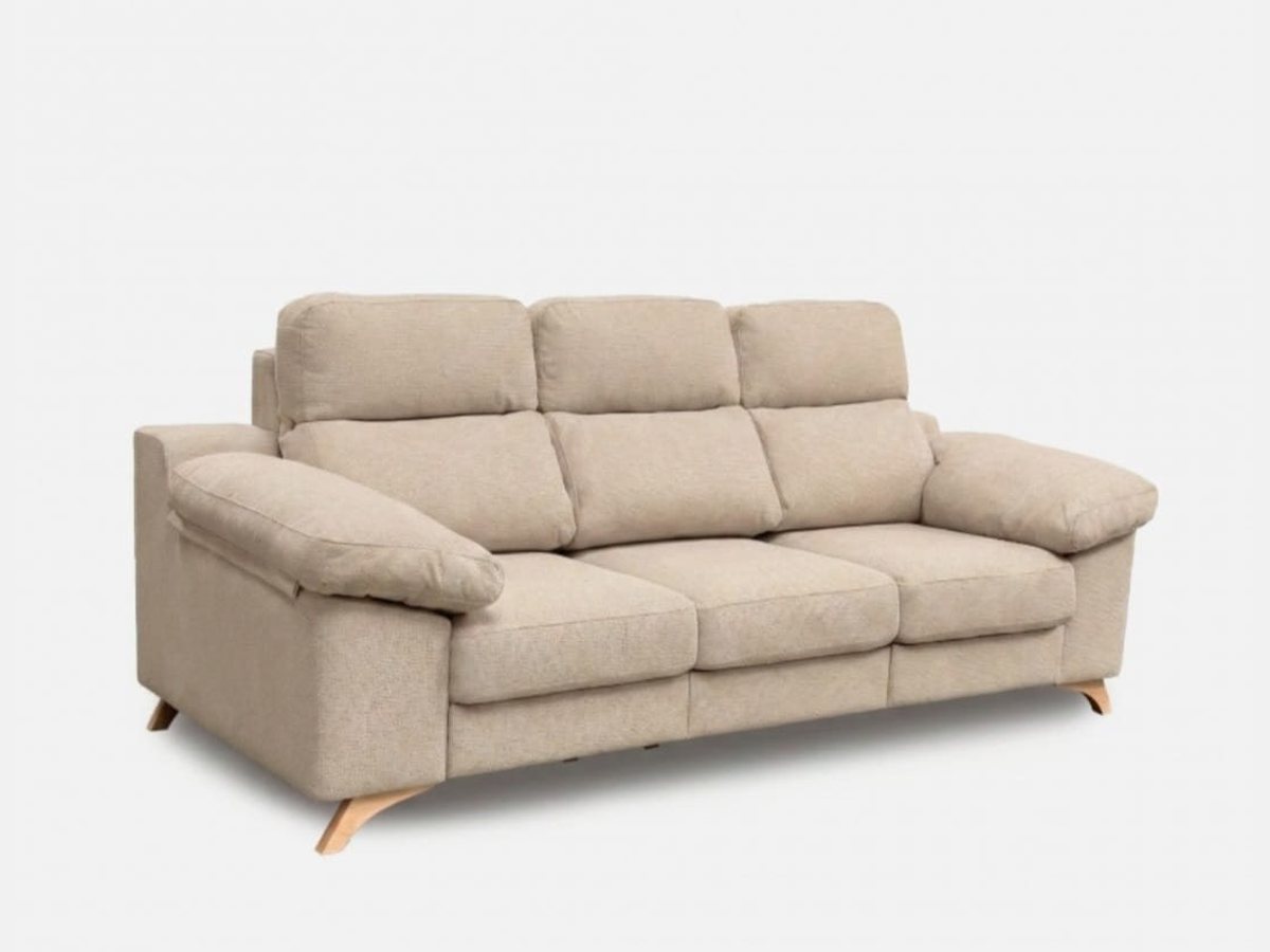 Sofá de tres plazas tapizado en tela beige con patas de madera