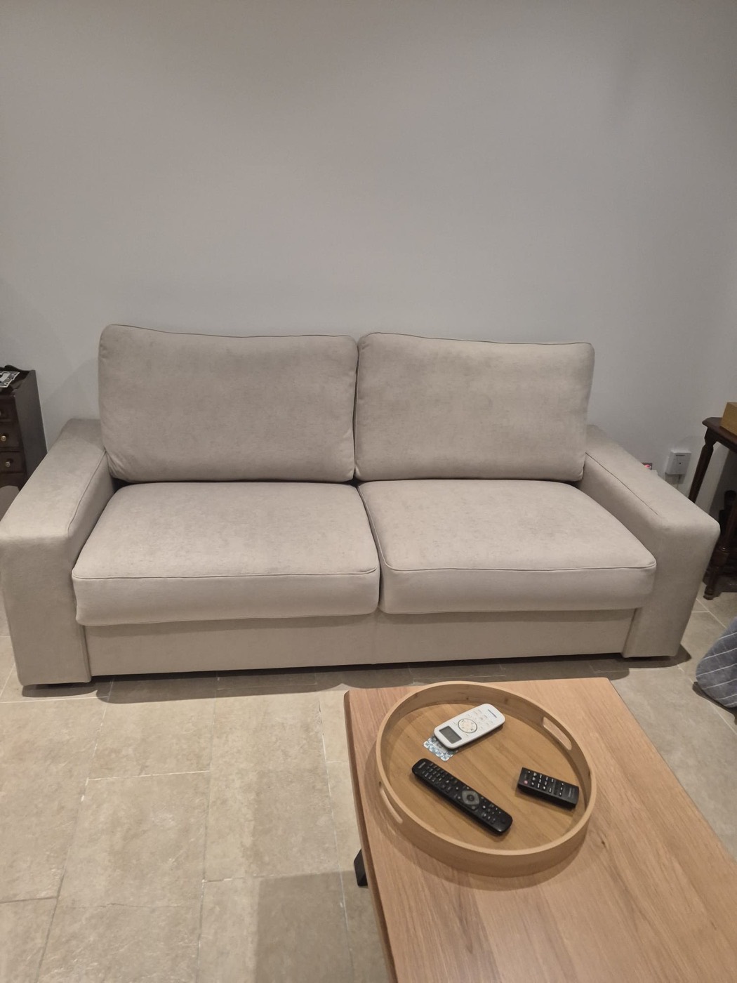 Sofá cama de dos plazas retapizado en tela beige