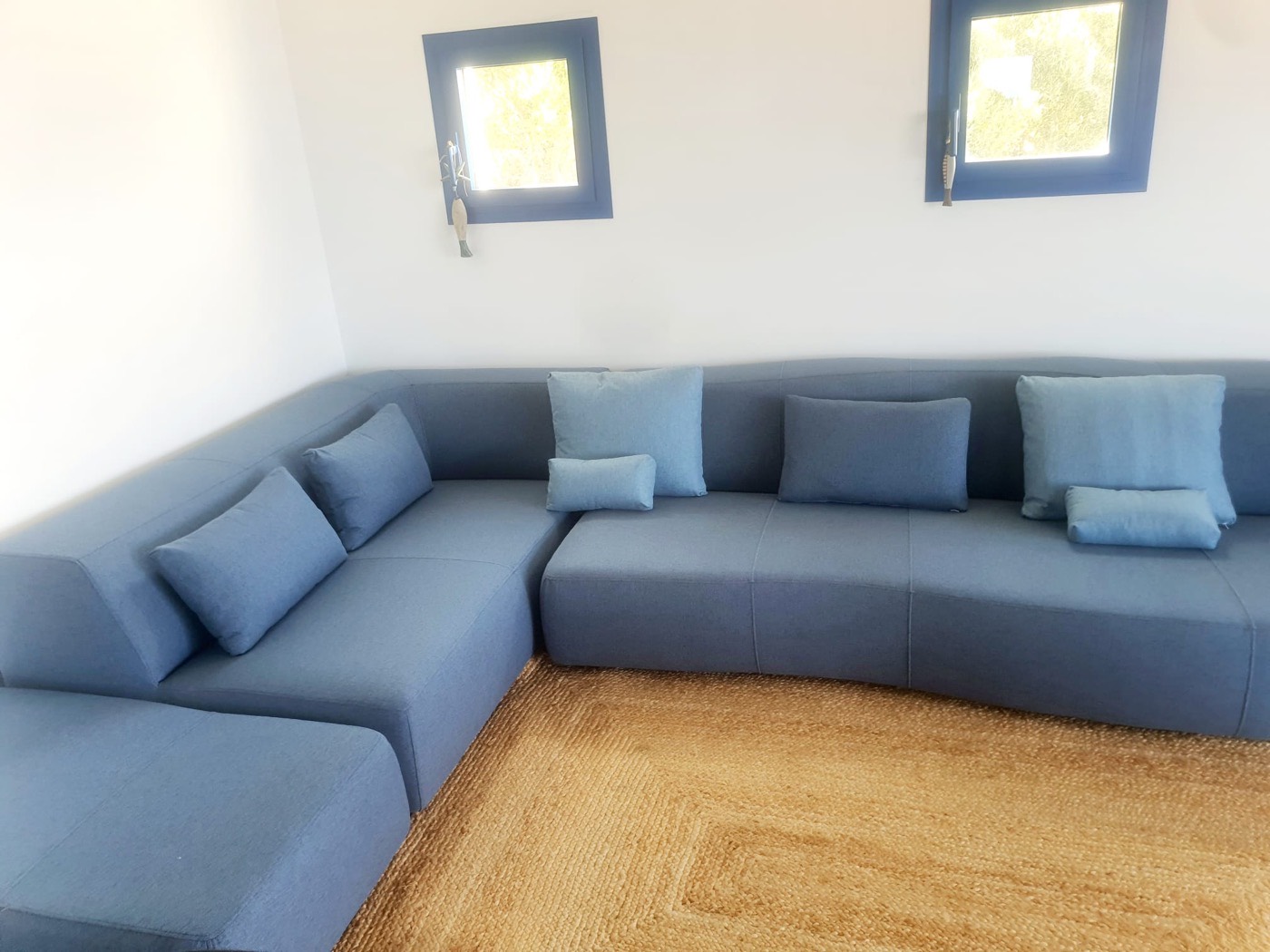 Sofá con chaise longue tapizado en tela gris