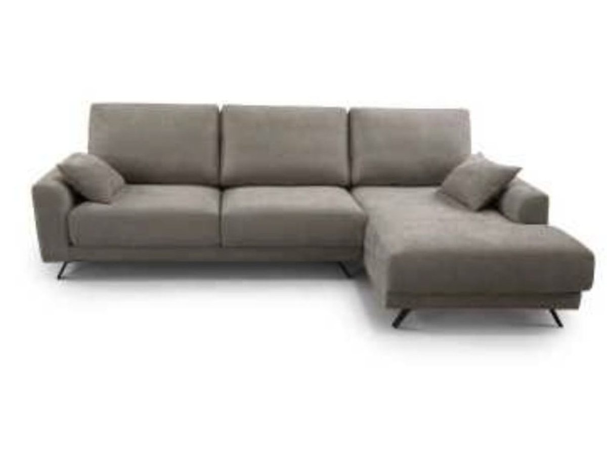 Sofá con chaise longue tapizado en tela gris topo con patas metálicas