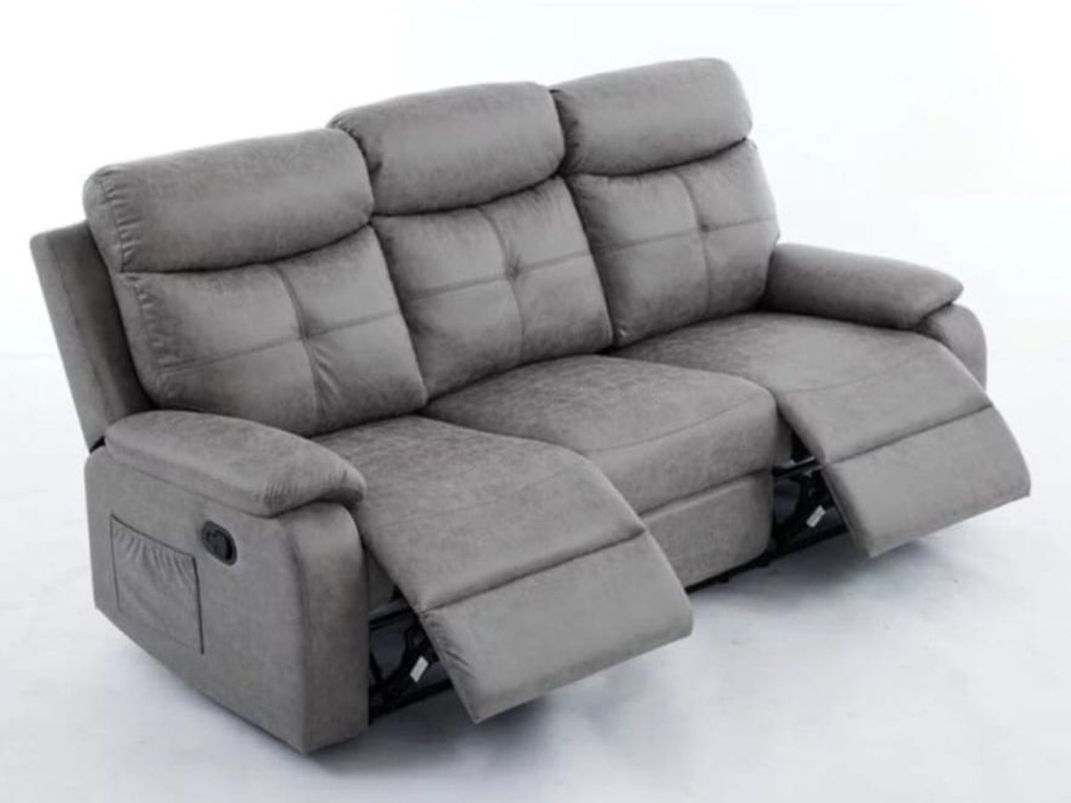 Sofá relax de tres plazas en tela gris con los reposapiés reclinados