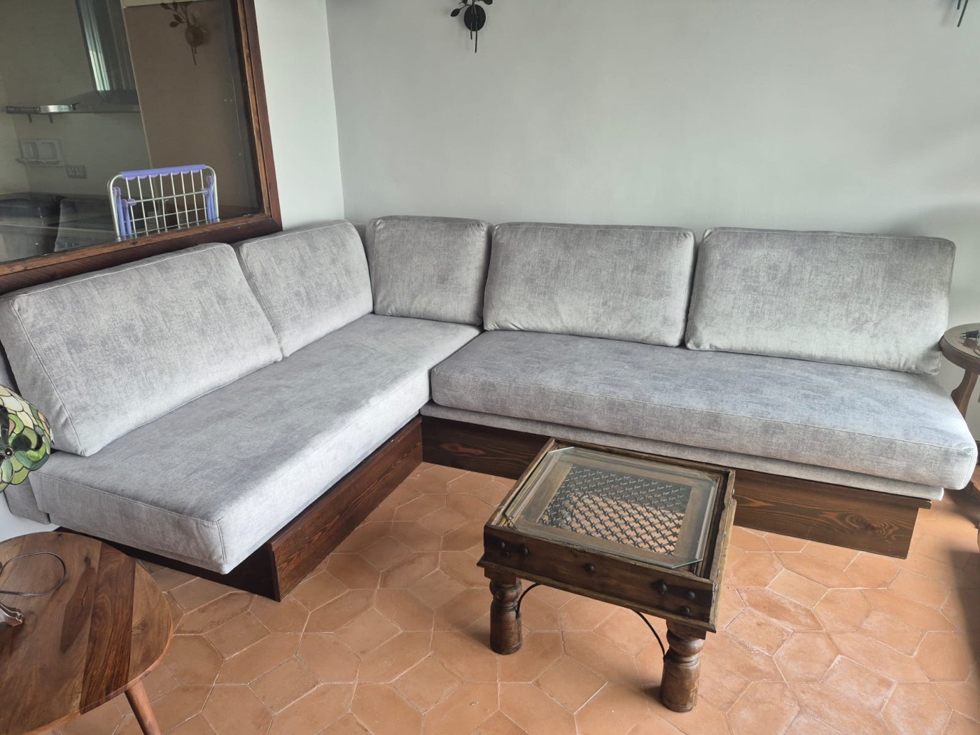 Sofá rinconera con estructura de madera tapizado en gris