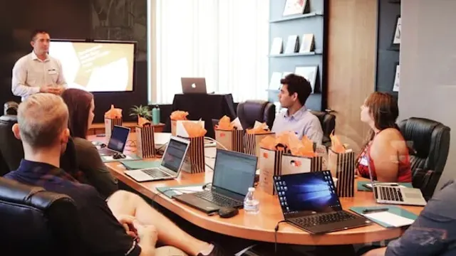 Reunión de equipo en la oficina con portátiles abiertos