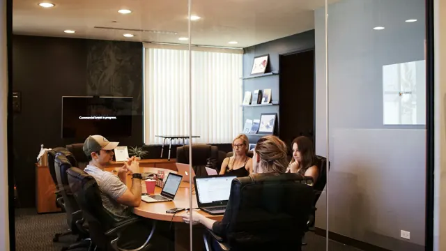 Sala de reuniones de oficina con el equipo revisando un proyecto