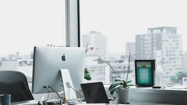 Puesto de trabajo en una oficina luminosa con vistas a la ciudad