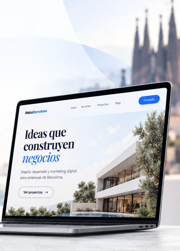 Portátil con una web de WebsBarcelona y la Sagrada Família al fondo
