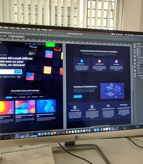 Diseñadora trabajando en la maqueta de una web en un monitor grande