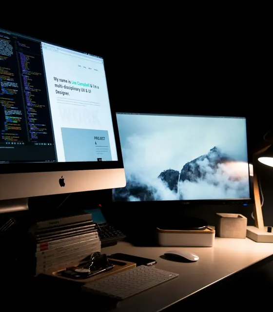 Puesto de trabajo con ordenador para el mantenimiento técnico de webs
