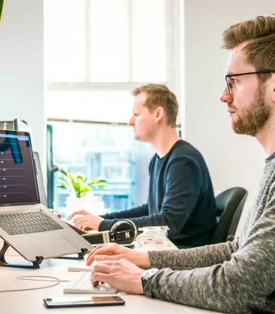 Dos personas analizando datos de posicionamiento en sus ordenadores